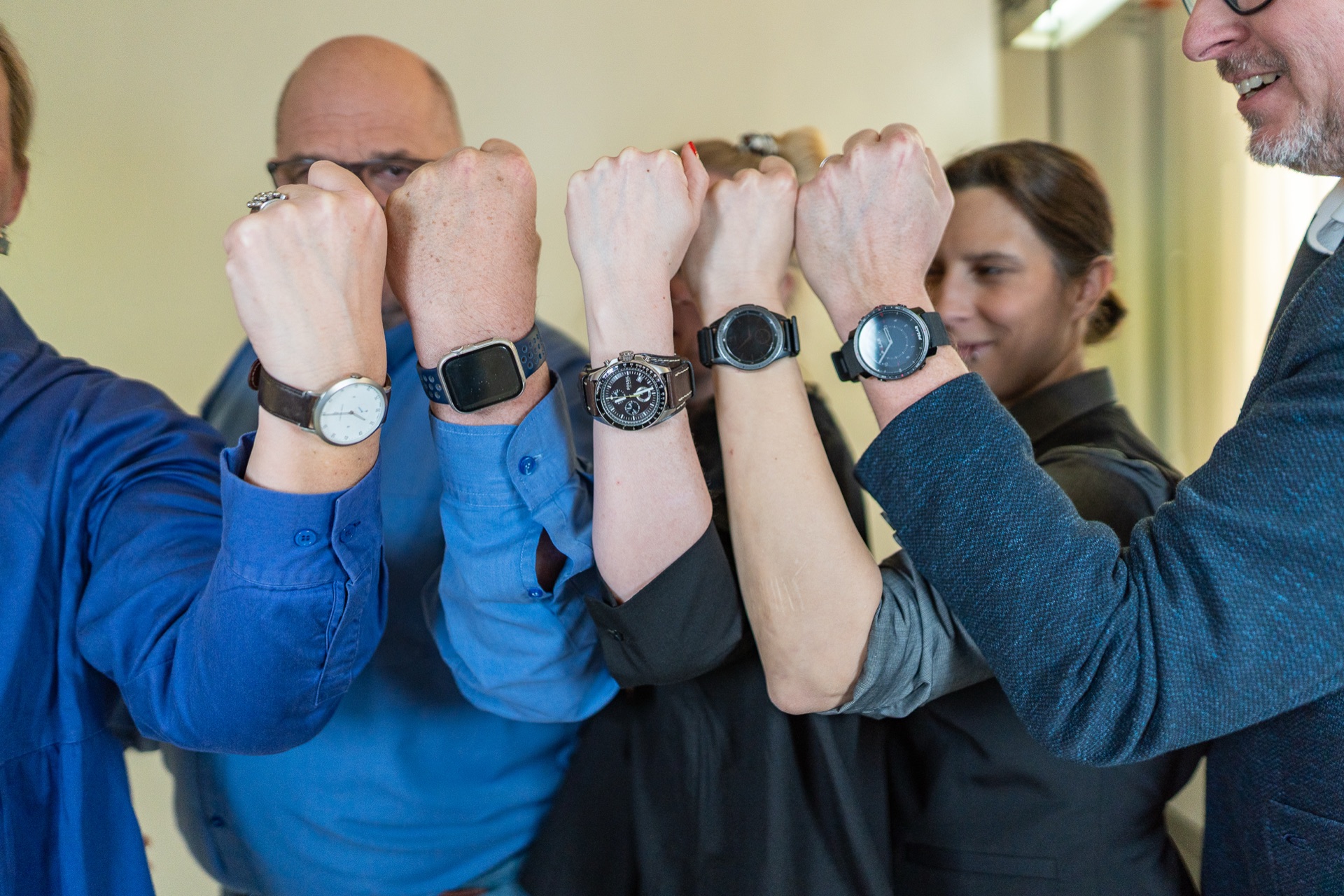The Formeta DENTAL team showing their watches - punctuality as a promise